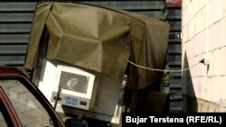 Frigoriferi i mbushur me placenta i vendosur jashtë Klinikës së Gjinekologjisë.