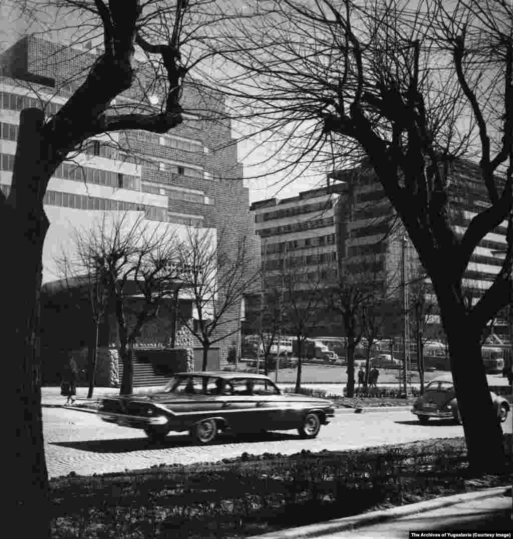 Clădirea Statului Major General din centrul Belgradului, fotografiată la scurt timp după finalizarea sa în 1965.Construită pentru a găzdui sediul armatei iugoslave, clădirea a fost concepută să evoce canioanele de pe râul Sutjeska, Bosnia, unde a avut loc o bătălie importantă din al Doilea Război Mondial.