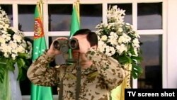 Президент Туркменистана на военных учениях (архивное фото) 