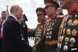 Președintele rus Vladimir Putin i-a felicitat pe ofițerii nord-coreeni în Piața Roșie după parada militară de Ziua Victoriei din centrul Moscovei, pe 9 mai 2025.