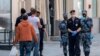 Ushtarët dhe oficerët e Gardës Kombëtare të Rusisë (Rosgvardiya) duke patrulluar në qendër të Moskës.