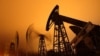 Добыча нефти, иллюстративное фото 