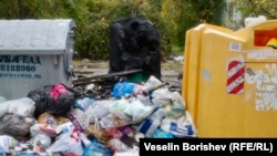 Контейнер за разделно събиране, който изглежда обгорял