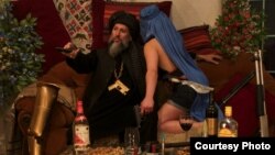 Афганский художник Аман Моджадиди в образе «гангстера-джихадиста». 