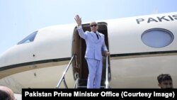شهباز شريف ترکیې ته د روانېدو په وخت 