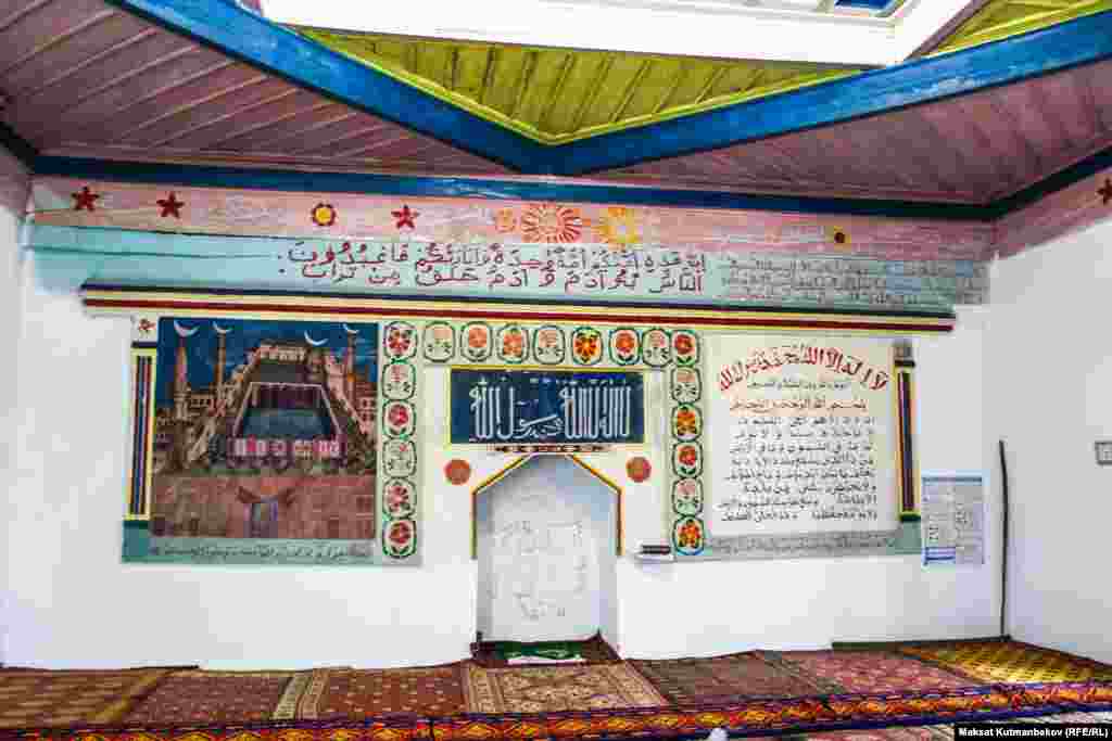 Мечиттин ички көрүнүшү. Жоромолдор боюнча мечитти Бухарадан келген усталар салган. Мечиттин дубалынын калыңдыгы 100-120 см. түзөт. Ичиндеги арабча сөздөр 1955-1956-жылдары жазылган. Андан кийин имараттын чатыры алмаштырылган.
