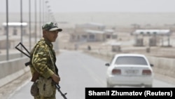 Тажик-ооган чек арасындагы тажик жоокери. 