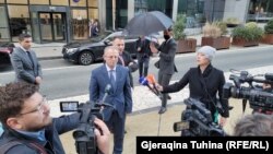 Zëvendëskryeministri i Kosovës, Besnik Bislimi, duke folur për gazetarët në Bruksel - fotografi arkivi.