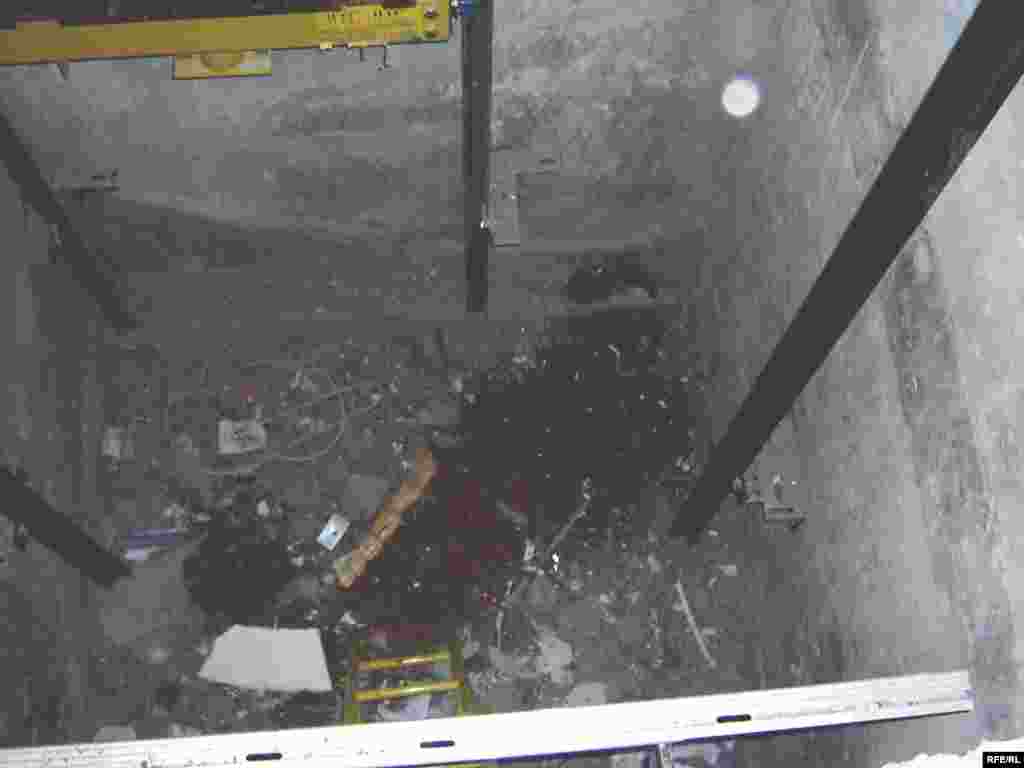 Вид на дно шахты лифта. Шолпан умерла от разрыва сердца еще в падении.  - Вид на дно шахты лифта. Шолпан умерла от разрыва сердца еще в падении. 