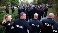 Полицейски кордон пред сградата на МВР