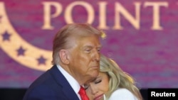 Președintele american și soția lui Charlie Kirk, Erika, la ceremoniile funerare ale soțului ei, activistul conservator Charlie Kirk.