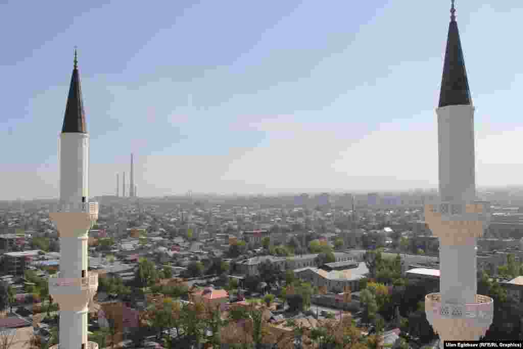 Мечит Жибек жолу проспекти менен Акматбек Сүйүмбаев көчөлөрүнүн кесилишинде жайгашкан.&nbsp; 