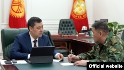 Президент Садыр Жапаров жана УКМК башчысы Камчыбек Ташиев.