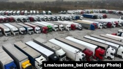 Літоўскія фуры на стаянцы ў Беняконях