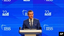 Sekretari amerikan i Mbrojtjes, Pete Hegseth, gjatë samitit të sigurisë në Singapor.