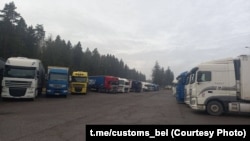 Літоўскія грузавікі на стаянцы ў пункце пропуску Беняконі. Ілюстрацыйнае фота 