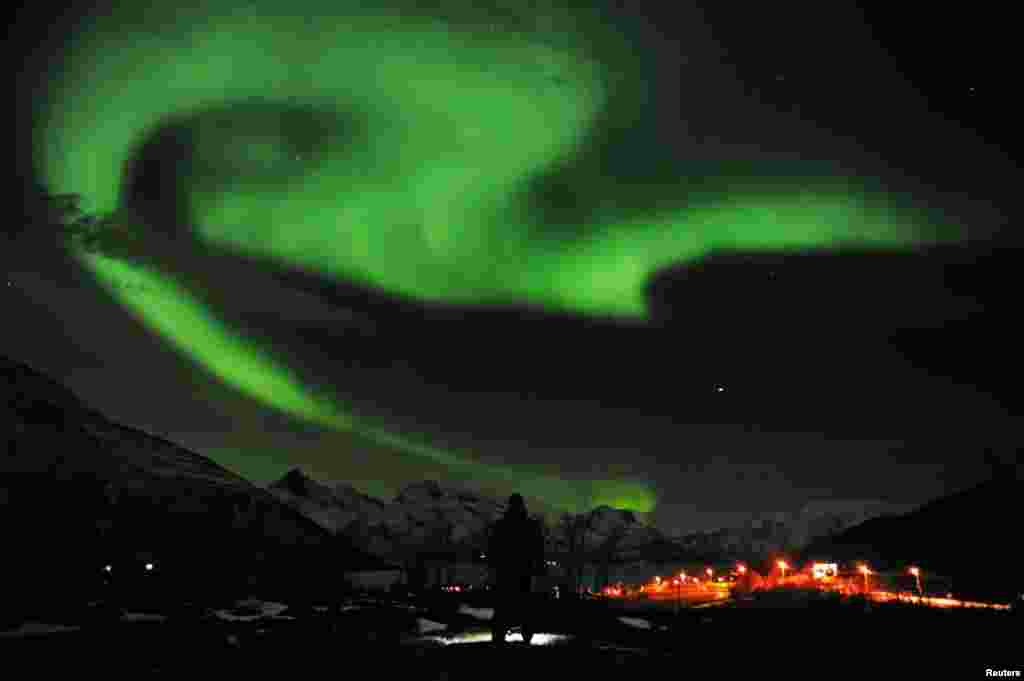 Полярное сияние у города Тромсё на севере Норвегии 25 января. (Reuters/Руне Стольц Бертинуссен/Scanpix)