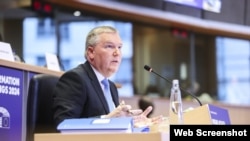 ევროკომისრის განცხადებით, განიხილება უვიზო მიმოსვლის შეჩერების ახალი მექანიზმის გამოყენება დემოკრატიულ უკუსვლაზე პასუხისმგებელ პირთათვის პასუხისმგებლობის დაკისრების მიზნით.