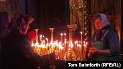 Babuşkalar Mukaddes Mihailyň ybadathanasynda Pasha ýekşenbesi mynasybetli şem ýakýarlar, Ukraina.