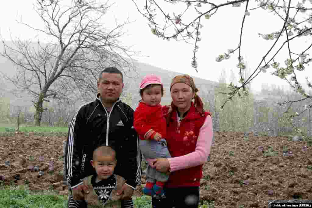 Қазақстанға көшу жоспары туралы сұрағанда Перизат үшін жауап берген Анар апа: "Қайдағы Қазақстан. Бұның күйеуі Нұрбек - үйдің жалғыз ұлы. Ол жаққа бару үшін бір негіз керек. Әуелі ағайындылардың бірі барып, орнығып алған соң қалған туыстарын тартып әкетеді. Нұрбек жалғыз ғой" деді.