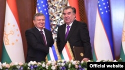 Эмомали Рахмон и Шавкат Мирзияев после подписания 27 новых документов о сотрудничестве между Таджикистаном и Узбекистаном. Душанбе, 9 марта 2018 года
