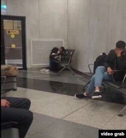 Pasagjerët taxhikë nuk u lejuan të hynin në Moskë pas ndërprerjes së fluturimeve dhe u detyruan që më 8 maj të qëndronin në aeroportin Sherbetejevo pa ujë e ushqim.