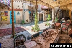 Human House — удивительное место в Ташкенте, объединяющее в себе арт-галерею, музей, сувенирный магазин и кафе. Арт-галерея расположена в центральной части Ташкента, в глубине квартала с частными домами, и её легко узнать по глинобитным стенам и старинному восточному стилю