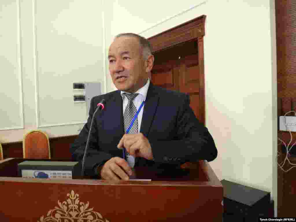 А. Кадыров (БатМУ)&nbsp;"Сталиндик репрессиянын күнөөсүз курмандыктары элдин эсинде" аттуу эл аралык илимий жыйында. 08.11.2017.