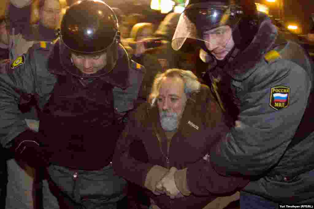 Law enforcement officers arrest antigovernment rally participants on Moscow's Triumph Square on December 6.