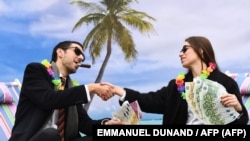 "Oxfam" уюмунун активисттери сатира көрсөтүп жатышат. 5-декабрь, 2017-жыл. Брюссель.