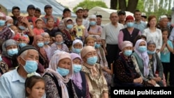 Чек арадагы  Ак-Сай айылынын тургундары. 27-май ,2021-жыл. 