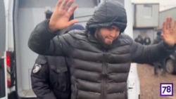 Шикори муҳоҷирон бо сагҳои бӯйгир дар ҷангалҳои вилояти Ленинград