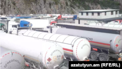 Հեղուկ գազ տեղափոխող բեռնատարներ Վրաստանի Կազբեկի հսկիչ անցակետում, հուլիս, 2025թ.