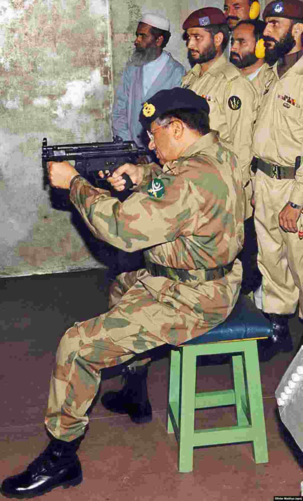 პაკისტანის ლიდერი, გენერალი ფერვეზ მუშარაფი ავტომატს ისვრის სამხედრო ოფიცრების თანდასწრებით. 2004 წ. ივლისი.