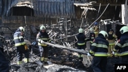 Співробітники ДСНС України розбирають завали в гіпермаркеті в Харкові, зруйнованому внаслідок російського удару, Україна, 26 травня 2024 року