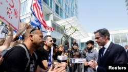 ԱՄՆ պետքարտուղար Էնթոնի Բլինքենը զրուցում է պատանդների ազգականների հետ, Թել Ավիվ, 1 մայիսի, 2024թ.