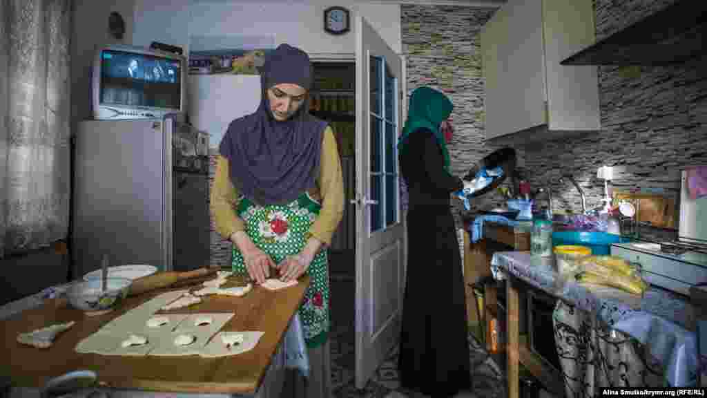 Саліме допомагає мамі на кухні. Після арешту батька старші доньки мають багато обов'язків