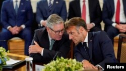 Premierul britanic Keir Starmer (stânga) și președintele francez Emmanuel Macron, în timpul întrevederii de la Casa Albă, din 18 august 2025