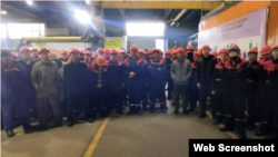 Кентау трансформатор зауыты жұмысшыларының ереуілі. Түркістан облысы, 12 ақпан 2021 жыл. Видеодан алынған скриншот. 
