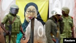 Танзанійскія паліцыянты каля парванай выявы прэзыдэнткі краіны ў Дар-Эс-Саламе