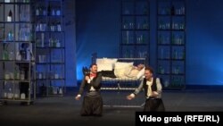 Fotografi nga një shfaqje e mbajtur në pandemi në Teatrin Kombëtar të Kosovës. 