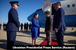 Ambasadoarea Ucrainei la Washington, Oksana Markarova, întâmpinându-l pe președintele Volodimir Zelenski la aerooortul din capitala americană pe 21 decembrie 2022.