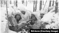 ტყეში ჩასაფრებული ფინელი მეომრები.