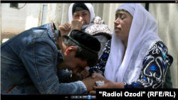 Траурные мероприятия в семьях убитых мигрантов 