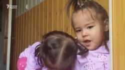 3-летние двойняшки отправленной в психбольницу узбекской блогерши провели свой день рождения в слезах