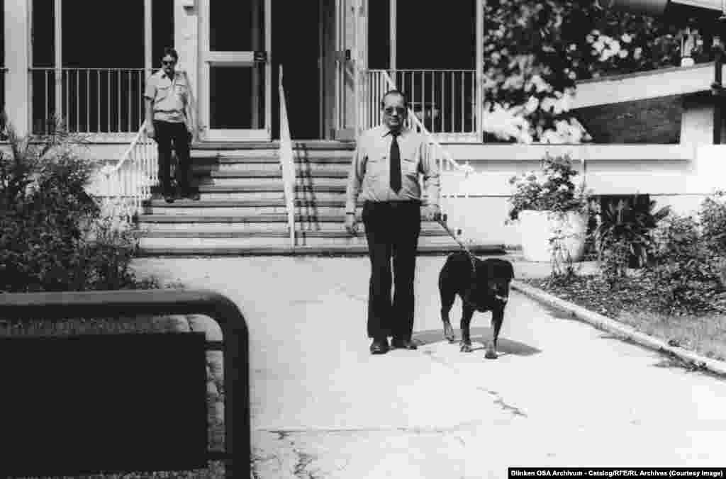 Мюнхен штаб-пәтеріндегі күзет. 1982 жыл.Батыс Еуропадағы коммунистік тыңшылар жекелеген журналистер мен авторларды да нысанаға алатын. Коммунистік режимдегі өмір жайлы бірқатар өткір репортаж әзірлеген болгариялық Георгий Марковті 1978 жылы Лондонда рицин уымен улап өлтірді. 