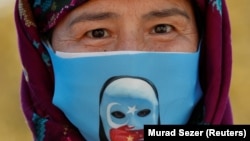 Шинжаңдагы уйгурларды коргоп чыккан уйгур аял, Түркия.