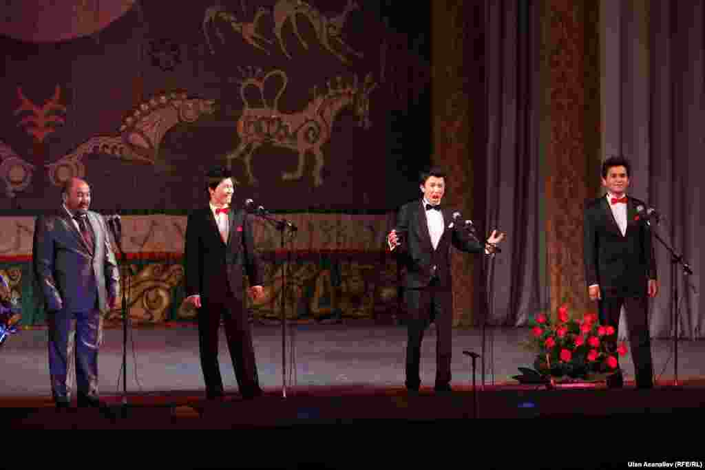 Опера ырчылары да залды шаңга бөлөдү.