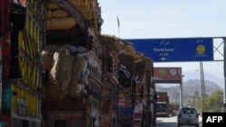 د تورخم دروازې دواړو خواوو ته هره ورځ سلګونه ماشومان خواري مزدوري کوي. انځور له ارشيفه