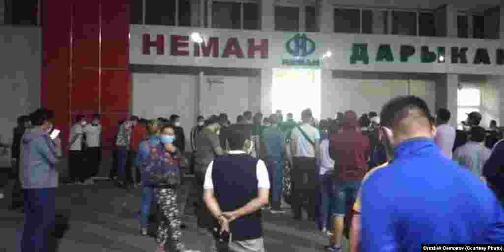 Бишкектеги "Неман" дарыканасына түнү кезекке тургандар. 12-июль, 2020-жыл.